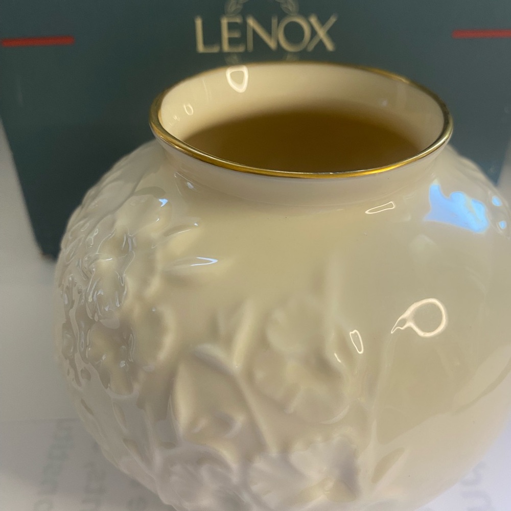 Lenox 1995 Ivory Constitution Globe Vase with 24 carat Gold Accents